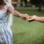 Les mots de l’amour : comment le langage romantique évolue avec le temps