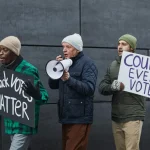 Les symboles de résistance : emblèmes et slogans qui ont marqué les luttes modernes