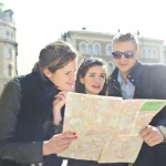 Mots de voyage : l’étymologie des termes de géographie et de tourisme