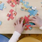 De la tête aux pieds : l’importance des connexions nerveuses