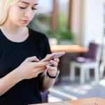 L’impact des réseaux sociaux sur la santé mentale des jeunes adultes